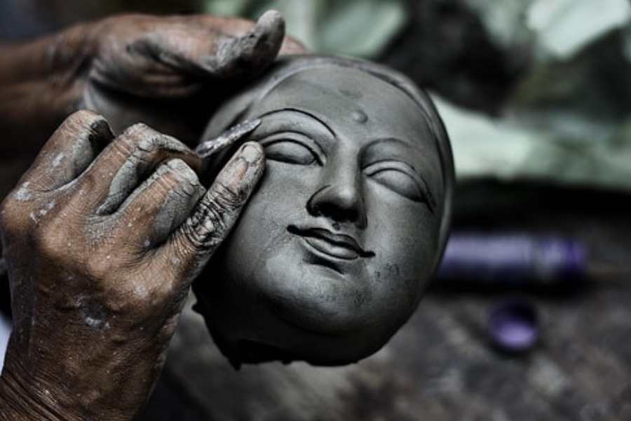 মাস্টারদা সূর্য সেন মেট্রো স্টেশন - রিজেন্ট পার্ক, আজাদগড় সর্বজনীন। গীতাঞ্জলি মেট্রো স্টেশন - নাকতলা উদয়ন সঙ্ঘ।