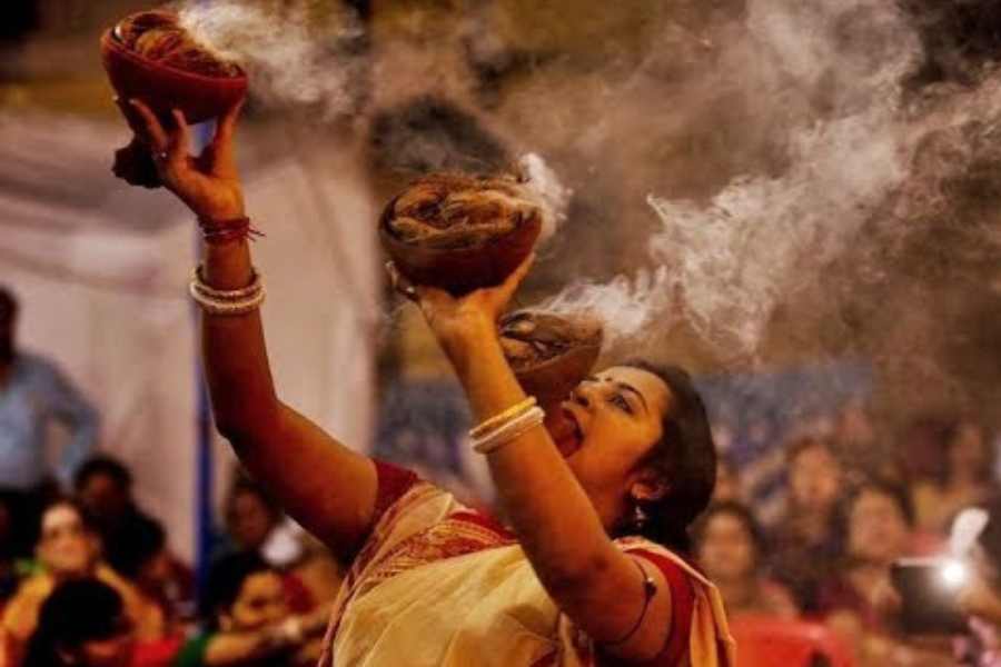 কবি নজরুল মেট্রো স্টেশন (গড়িয়া বাজার) - নবদুর্গা, গড়িয়া মিতালি, তরুণ সাথী, শ্যামাপল্লি, নারকেলবাগান সর্বজনীন।  শহীদ ক্ষুদিরাম মেট্রো স্টেশন - পাটুলি ক্লাব।