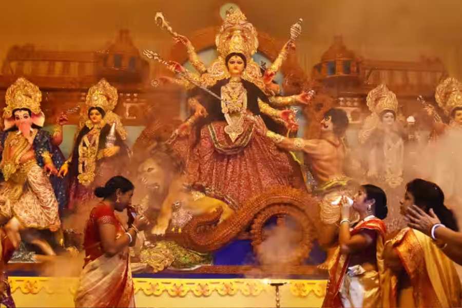 কবি সুভাষ মেট্রো স্টেশন - সন্তোষপুর লেক পল্লি, পল্লিমঙ্গল, সন্তোষ ত্রিকোণ পার্ক। এই প্রতিবেদনটি ‘আনন্দ উৎসব’ ফিচারের একটি অংশ।