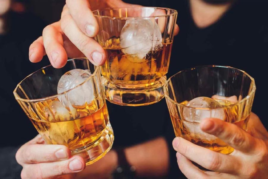 সুরাপান আইনের চোখে অপরাধ নয়। কিন্তু তার জন্য নির্দিষ্ট বয়সসীমা রয়েছে। ১৮ বছরের গণ্ডি পেরোলে তবেই তিনি সুরাপানের অনুমতি পান। প্রাপ্তবয়স্ক না হয়ে মদ পান করলে তা অপরাধ হিসাবে গণ্য করা হয় ভারতে। কিন্তু বিশ্বে এমন বহু দেশ রয়েছে যেখানে মদ্যপানের জন্য বয়সের কোনও সীমারেখা মেনে চলা হয় না।