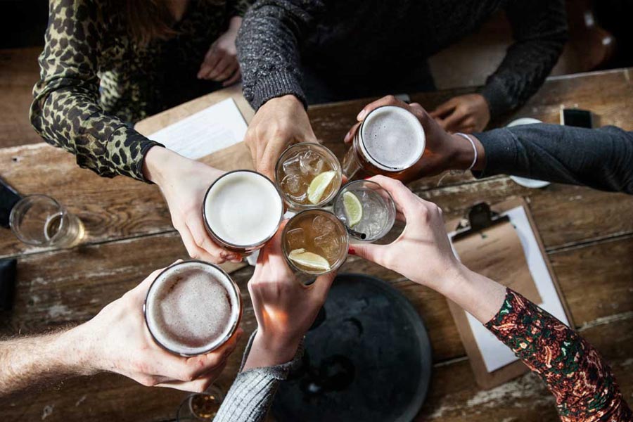 ভারতের যে কোনও পাব অথবা বারে মদ পরিবেশন করার আগে যদি কাউকে দেখে মনে সন্দেহ জাগে, তবে প্রয়োজনীয় নথিপত্র খতিয়ে দেখা হয়। বয়সসীমা ১৮-র নীচে হলে তাকে সুরাপানের অনুমতি দেওয়া হয় না।