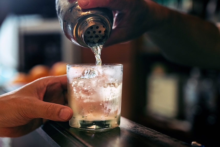 এ দেশে ১৮ বছরের নীচে কেউ দোকান থেকে মদ কিনতে পারে না। এ ক্ষেত্রে কড়া ব্যবস্থা নেওয়ারও বিধান রয়েছে।