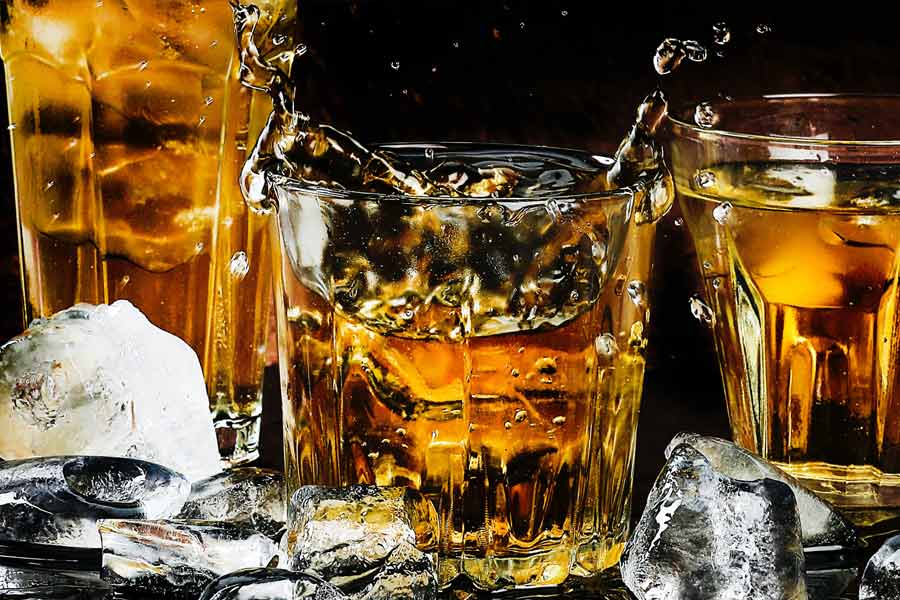 তবে আর্মেনিয়া, ম্যাকাওয়ের মতো একাধিক দেশে সুরাপান নিয়ে কোনও রকম কড়াকড়ি নেই। বয়স ১৮-র নীচে হলেও যে কেউ মদ কিনতে পারে। এমনকি সুরাপানের ক্ষেত্রেও বয়ঃসীমার কোনও আইনি বাধা নেই।