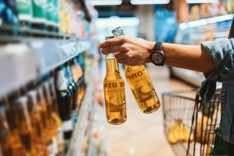 কিন্তু মদপানের উপর কোনও রকম নিষেধাজ্ঞা নেই। সে দেশে যে কেউ সুরাপান করতে পারে।