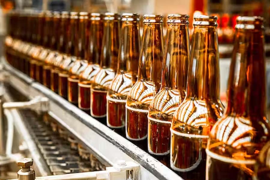 পূর্ব আফ্রিকার দেশ জিবৌতিতে মদের মূল্য আকাশছোঁয়া। ফ্রান্স থেকে সেখানে মদ পাঠানো হয়। 