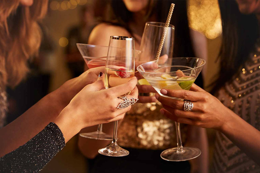 সারা বিশ্বে পর্যটনকেন্দ্র হিসাবে জনপ্রিয় হয়ে উঠেছে ভিয়েতনাম। এ দেশে ২৪ ঘণ্টাই মদের দোকানের দরজা খোলা থাকে। যে কোনও বয়সেই এখানে মদ পান করা যায়।