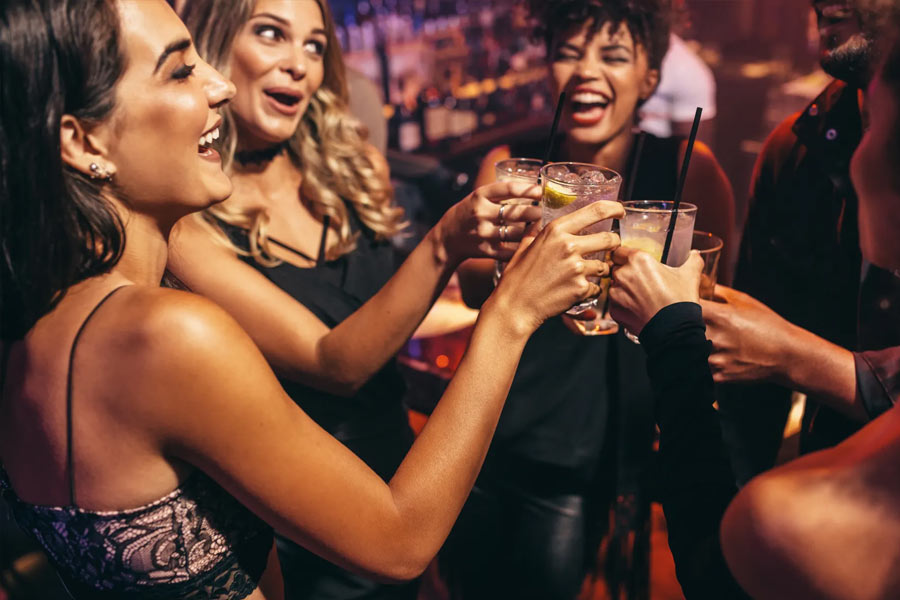 ইউরোপের দেশ ডেনমার্কেও সুরাপান সংক্রান্ত বিষয়ে বয়সের সীমারেখা নেই। বয়স যতই হোক, মদপান করায় কোনও বাধা নেই।