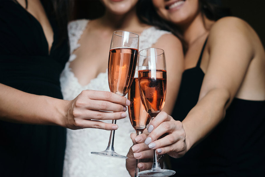 সুরাপানের ক্ষেত্রে বয়সের কোনও সীমারেখা না থাকলেও মদ কেনার জন্য আলাদা নিয়ম রয়েছে ডেনমার্কে। 