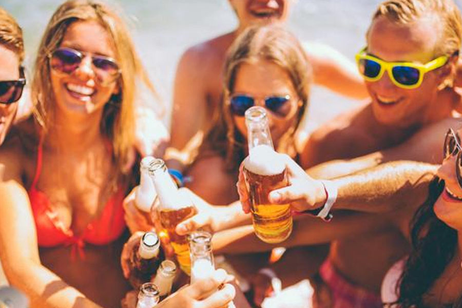 ১৬ বছরের কম বয়সের কেউ সুপারমার্কেট থেকে মদ কিনতে পারবে না। মদের পরিমাণের উপরেও কড়া ব্যবস্থা রয়েছে। যে পানীয়ে মদের পরিমাণ ১৬.৫ শতাংশের কম, শুধুমাত্র সে ধরনের পানীয় কেনার অনুমতি রয়েছে।