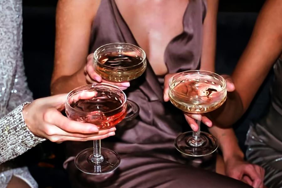 মদপানের ক্ষেত্রে তেমন কোনও নিয়ম না থাকলেও মদ কেনার ক্ষেত্রে কড়াকড়ি রয়েছে বেলজিয়ামে। ১৬ বছর বয়স না হলে সে দেশে মদপানের অনুমতি নেই।