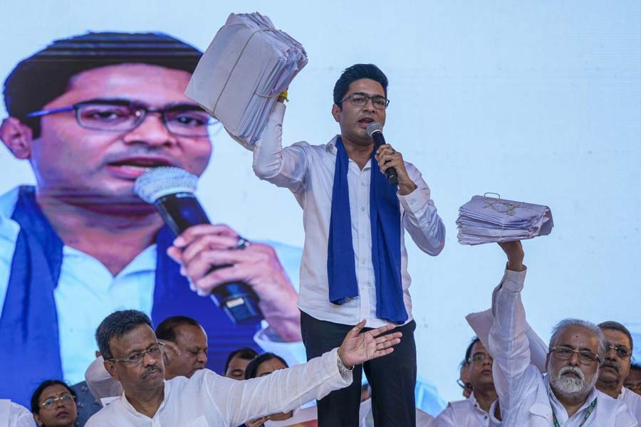 ১০০ দিনের কাজ করেও যাঁরা টাকা পাননি এবং কেন্দ্রীয় আবাস যোজনা প্রকল্প থেকে যারা ‘বঞ্চিত’, কেন্দ্রীয় সরকারের দৃষ্টি আকর্ষণ করতে তাঁদের নিয়ে দিল্লিতে দু’দিনের কর্মসূচির আয়োজন করেছিলেন অভিষেকেরা।