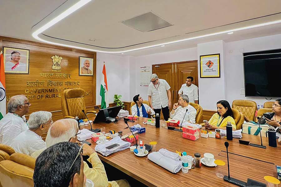 গত মঙ্গলবার কর্মসূচির দ্বিতীয় দিন, রাজঘাটে ধর্নার পর কেন্দ্রীয় গ্রামোন্নয়ন প্রতিমন্ত্রী সাধ্বী নিরঞ্জন জ্যোতির সঙ্গে দেখা করতে কৃষি ভবনে গিয়েছিলেন বাংলার শাসকদলের প্রতিনিধিরা। কিন্তু অভিযোগ ওঠে যে, তাঁদের দীর্ঘ ক্ষণ বসিয়ে রাখার পর পিছনের দরজা দিয়ে মন্ত্রী ‘পালিয়ে’ গিয়েছেন। দেখা করেননি। 