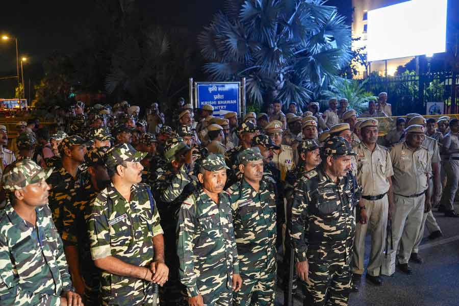 রাত ৯টা নাগাদ কৃষি ভবনে অবস্থানরত তৃণমূলের প্রতিনিধি দলকে জোর করে তুলে দেওয়ার চেষ্টা করে দিল্লি পুলিশ। শুরু হয় তুমুল ধস্তাধস্তি। প্রায় দু’ঘণ্টা পর রাত ১১টা নাগাদ ছেড়ে দেওয়া হয় তৃণমূল নেতৃত্বকে।