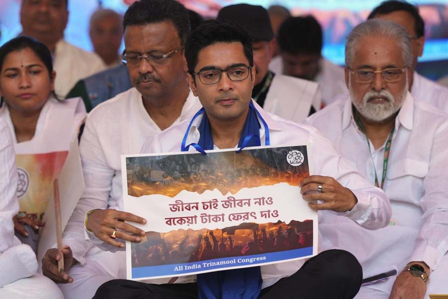 দিল্লির মুখার্জিনগর থানা থেকে ছাড়া পাওয়ার পরেই তৃণমূলের ‘সেনাপতি’ অভিষেক রাজভবন অভিযানের ডাক দেন। জানান, কেন্দ্রের প্রতিনিধি হিসাবে রাজ্যপালের হাতেই ‘বঞ্চিত’দের তরফে স্মারকলিপি তুলে দিতে চান তাঁরা।