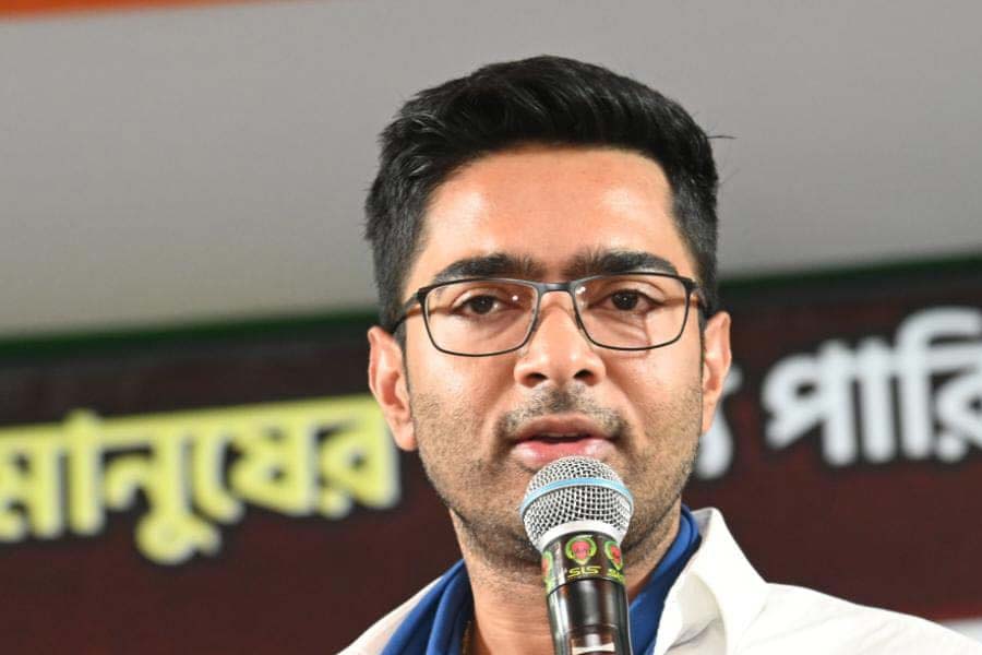 বৃহস্পতিবার দুপুর ২টোর পরে রবীন্দ্র সদন থেকে মিছিল বার করে তৃণমূল। গন্তব্য রাজভবন। মিছিলে যোগ দেন অভিষেকও।