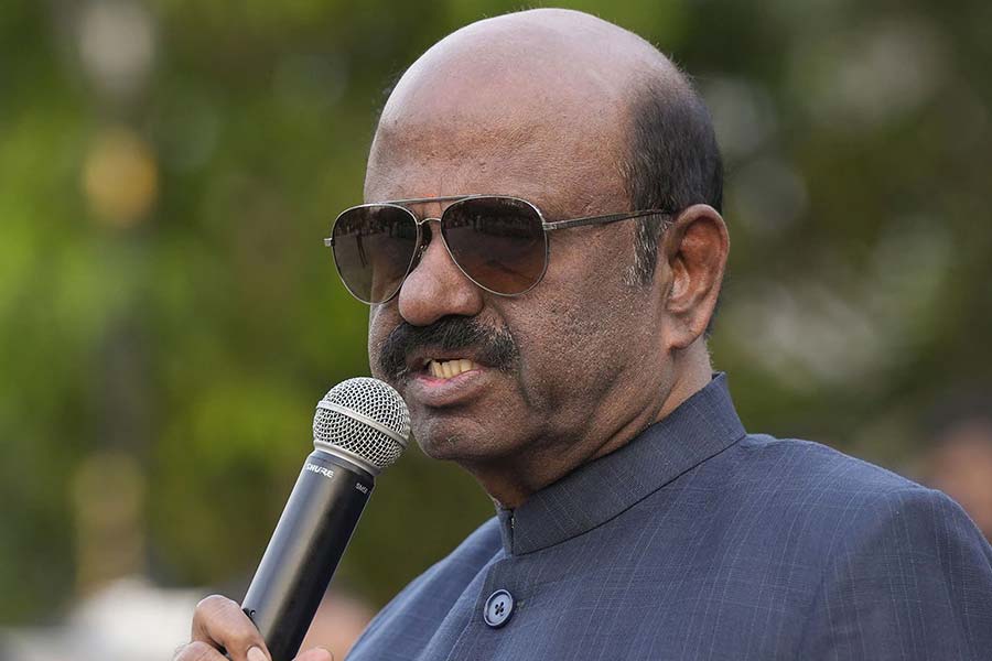 মঙ্গলবার অভিষেক রাজভবন কর্মসূচির কথা ঘোষণা করেন। বুধবার আনন্দবাজার অনলাইনই প্রথম লিখেছিল, অভিষেকের সেই ঘোষণার আগেই রাজ্যপাল কেরল চলে গিয়েছেন। বৃহস্পতিবার তাঁর কলকাতায় থাকা নিয়ে সংশয় রয়েছে। রাতে জানা যায়, তিনি কেরল থেকে দিল্লি চলে গিয়েছেন। 