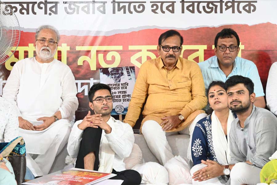 অন্য দিকে, রাজভবনে রাজ্যপালের দর্শন না পেয়ে অভিষেক রাজ্যের সাংবিধানিক প্রধানের দফতরের সামনে দাঁড়িয়েই ঘোষণা করেন যে, বোস ফেরা না পর্যন্ত সেখানেই বসে থাকবেন তিনি।