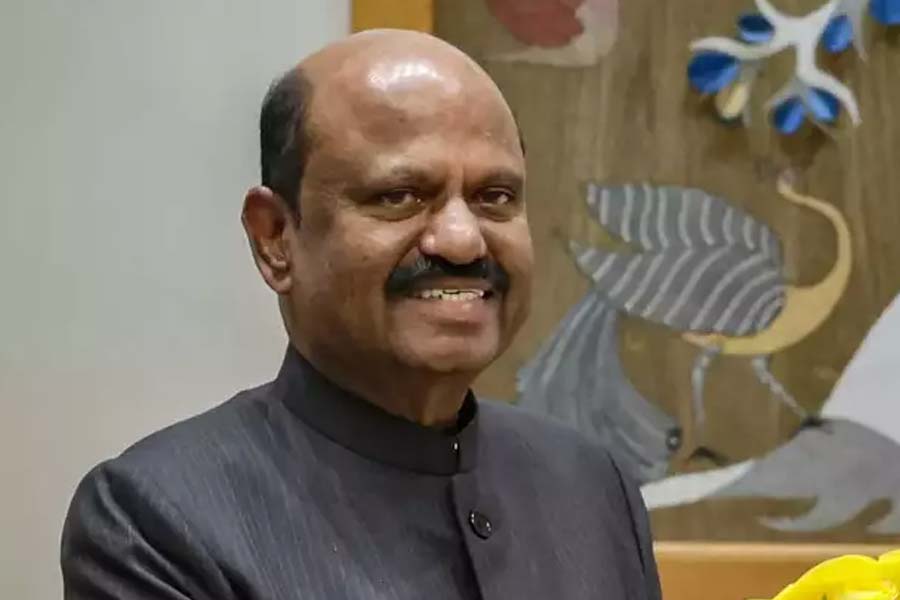 এই সময় তৃণমূল-রাজ্যপাল বাগ্‌যুদ্ধ অবশ্য চলতে থাকে। রাজ্যপালের সঙ্গে দেখা করার জন্য বৃহস্পতিবার সময় চেয়েছিল তৃণমূল। অভিষেক রাজভবনের সামনের সমাবেশ থেকে জানান, বৃহস্পতিবার ইমেল মারফত রাজ্যপাল তাঁদের জানিয়েছেন, শিলিগুড়িতে গিয়ে দেখা করতে হবে। 