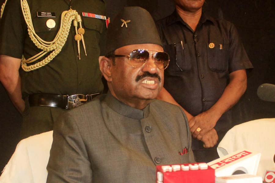 একেই ‘জমিদারি মানসিকতা’ বলে কটাক্ষ করেন অভিষেক। অভিষেকের কটাক্ষের কয়েক ঘণ্টার মধ্যেই রাজভবন সূত্রে রাজ্যপালের জবাব মেলে।