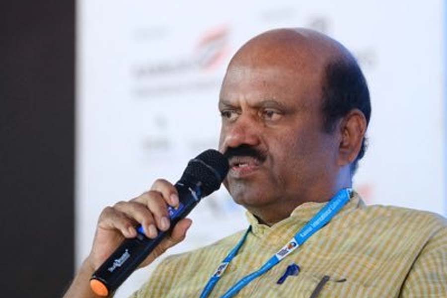 তিনি বলেন, ‘‘জমিতে বা মাটির কাছাকাছি পৌঁছনো জমিদারি নয়। বরং, জমিতে না নেমে শহরের বিলাসী আস্তানায় বসে কৃষকদের নিয়ন্ত্রণ করা হল নব্যজমিদারি। রাজ্যপালের কাছে এই মাটি এবং তার মানুষ পবিত্র।’’