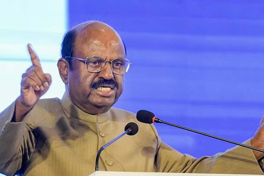 রাজ্যপাল আরও বলেন যে, ‘‘গ্রামে গ্রামে পৌঁছে যাওয়ার অর্থ তৃণমূলে পৌঁছে যাওয়া। তৃণমূল কি তা হলে অন্যদের তৃণমূলে পৌঁছতে বাধা দিতে চায়? কিসের ভয় তাদের? তারা কি নিজেদের জমিদারি হারানোর ভয় পাচ্ছে?’’