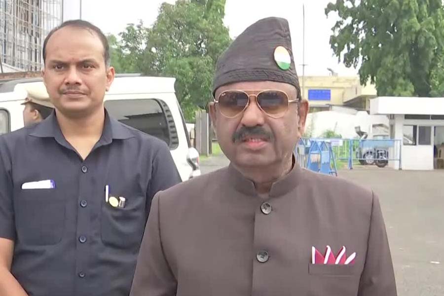 এরই মধ্যে উত্তরবঙ্গে বন্যা পরিস্থিতি পরিদর্শনে গিয়ে একাধিক বার তৃণমূলের বিক্ষোভের মুখোমুখি হতে হয়ে বোসকে। তাঁকে সেখানে কালো পতাকা দেখানো হয়। রাজ্যপালকে ‘পর্যটক’ বলে কটাক্ষ করেন সেচমন্ত্রী পার্থ ভৌমিক। তৃণমূলের তরফে রাজ্যপাল এবং কেন্দ্রীয় সরকারের প্রতি জমিদারি-কটাক্ষও অব্যাহত থাকে।