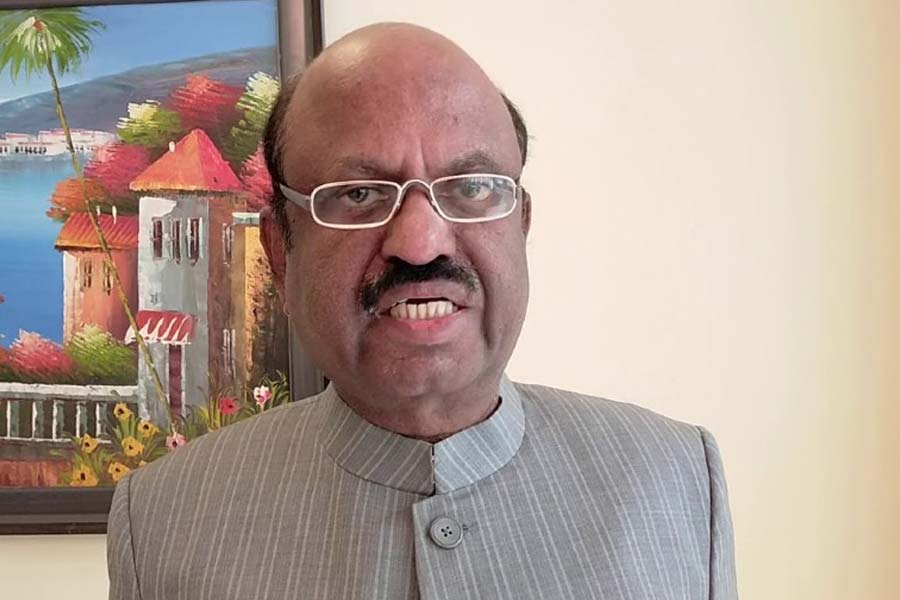 শনিবার রাজ্যপাল সিভি আনন্দ বোস আলোচনার জন্য তৃণমূলকে সময় দেন। তবে কলকাতায় নয়, দার্জিলিঙের রাজভবনে। তা নিয়েও একপ্রস্ত বিতর্ক হয়।