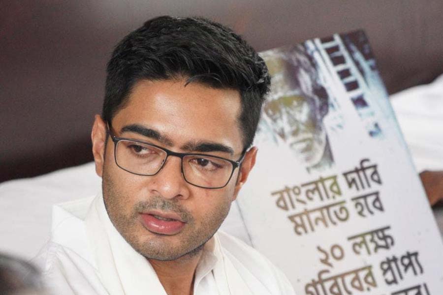 রাজভবনের তরফে বৈঠক-বার্তা পাওয়ার পরে ধর্নামঞ্চ থেকে অভিষেক বন্দ্যোপাধ্যায় জানিয়ে দেন যে, শনিবার তৃণমূলের তিন সদস্য রাজ্যপালের সঙ্গে দেখা করবেন উত্তরবঙ্গে গিয়েই। কিন্তু মূল প্রতিনিধি দলের সঙ্গে কলকাতায় ফিরে তাঁকে দেখা করতেই হবে। এবং তা যত দিন না হচ্ছে, তত দিন তিনি ধর্না থেকে উঠবেন বলেও জানিয়ে দেন তৃণমূলের ‘সেনাপতি’।