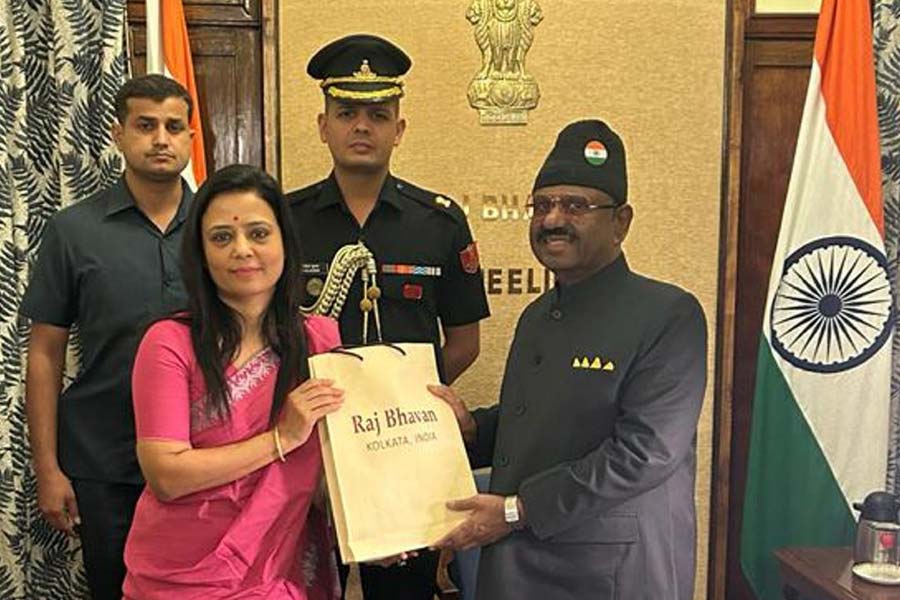 শনিবার দার্জিলিঙের রাজভবনে রাজ্যপালের সঙ্গে দেখা করেন তৃণমূলের তিন প্রতিনিধি— রাজ্যের পঞ্চায়েতমন্ত্রী প্রদীপ মজুমদার এবং দুই সাংসদ কল্যাণ বন্দ্যোপাধ্যায়, মহুয়া মৈত্র।