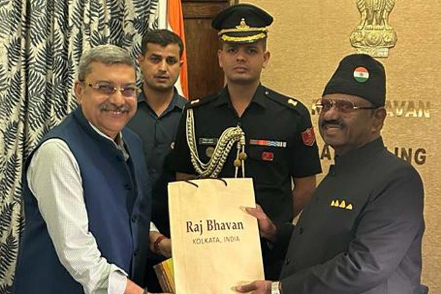 রাজ্যপালের সঙ্গে দেখা করে বেরিয়ে সাংবাদিকদের মুখোমুখি হয়ে কল্যাণ বলেন, ‘‘রাজ্যপালের সঙ্গে যা আলোচনা হয়েছে, তা থেকে দু’টি নির্যাস উঠে এসেছে। এক, তিনি খুব তাড়াতাড়ি কলকাতায় ফিরবেন। দুই, তিনি বলেছেন, বাংলার পাওনা নিয়ে তাঁর যা কথা বলার তিনি বলবেন। কিন্তু এর মধ্যে যদি কোনও রাজনৈতিক বাধা থাকে, তা হলে তিনি কিছু করতে পারবেন না।’’ 