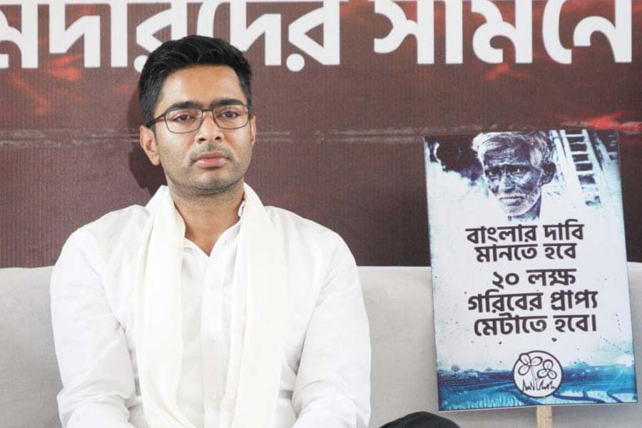 ধর্নামঞ্চ থেকেই শনিবার সারা দিনে রাজ্যপালের কর্মসূচি নিয়েও প্রশ্ন তোলেন অভিষেক। দার্জিলিঙে তৃণমূলের প্রতিনিধি দলের সঙ্গে সাক্ষাৎ করা ছাড়া বোসের আর কোনও কর্মসূচি ছিল না, এমনটা দাবি করে অভিষেক রাজ্যপালের উদ্দেশে বলেন, “আপনার যদি একটাই কর্মসূচি ছিল, তবে আপনি কলকাতায় এলেন না কেন?”