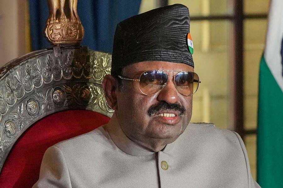 এই সংঘাতময় পরিস্থিতিতেই কলকাতায় ফিরছেন রাজ্যপাল। সূত্রের খবর, তিনি অসুস্থ। চলতি অচলাবস্থা কাটাতে তিনি তৃণমূল নেতৃত্বের সঙ্গে শীঘ্রই আলোচনায় বসবেন কি না তা এখনও স্পষ্ট নয়। রাজ্যপাল কলকাতায় ফিরে রাজ্যের শাসকদলের প্রতি আরও অনমনীয় অবস্থান নিতে পারেন— এমন সম্ভাবনার দিকটিও কেউ কেউ উড়িয়ে দিচ্ছেন না।