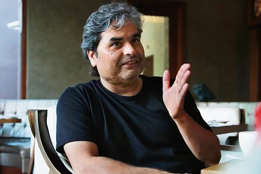 ‘খুফিয়া’ ছবির চিত্রনাট্য বুনতে নিজের পরিকল্পনার পাশাপাশি একটি উপন্যাসের সাহায্যও নেন বিশাল। প্রাক্তন গোয়েন্দা অমর ভূষণের লেখা ‘এসকেপ টু নোহোয়্যার’ উপন্যাসের উপর ভিত্তি করে ‘খুফিয়া’র চিত্রনাট্য বুনেছেন পরিচালক।