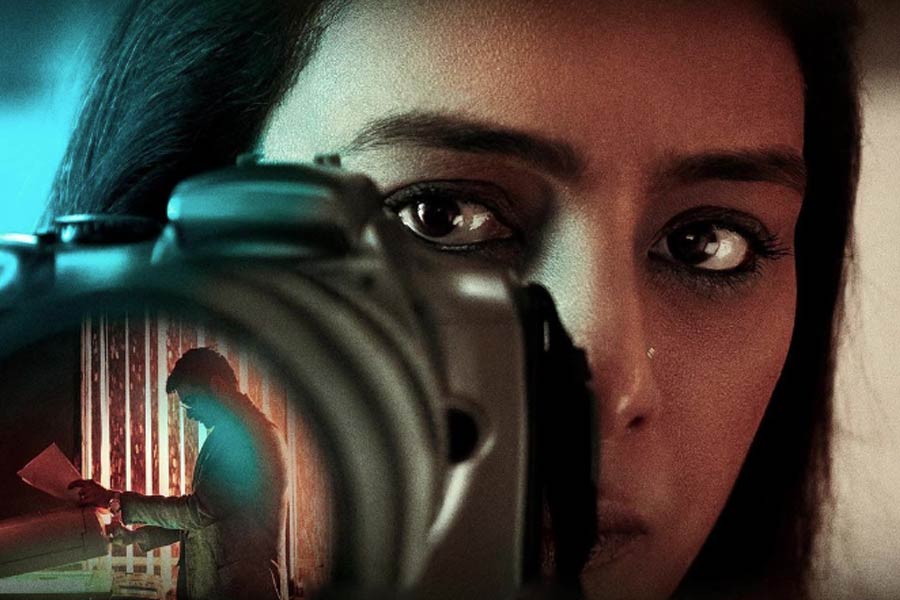 স্পাই-থ্রিলার ঘরানার ‘খুফিয়া’ যে খানিকটা সত্য ঘটনা অবলম্বনে নির্মিত হয়েছে তা জানেন কি? আদতে ‘এসকেপ টু নোহোয়্যার’ উপন্যাসেও কলমের মাধ্যমে সত্য ঘটনার ছবি এঁকেছেন অমর। ‘খুফিয়া’য় চিত্রনাট্যের প্রয়োজনে ছবির প্রথমাংশ ছাড়াও দ্বিতীয়াংশ অনেকটাই বদলে দিয়েছেন বিশাল।