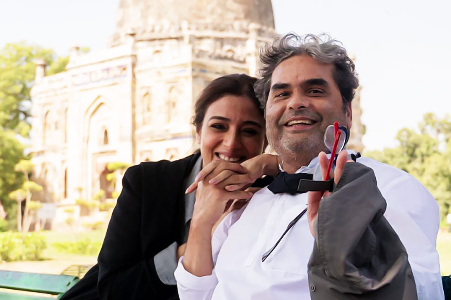 ‘খুফিয়া’ ছবিতে দেখানো হয়েছে যে ‘রিসার্চ অ্যান্ড অ্যানালাইসিস উইং’ (র)-এর এক গোয়েন্দা অফিসের গুরুত্বপূর্ণ তথ্য আমেরিকায় পাচার করছেন। বাস্তবেও এই গুপ্তচরের অস্তিত্ব ছিল বলে জানা যায়।