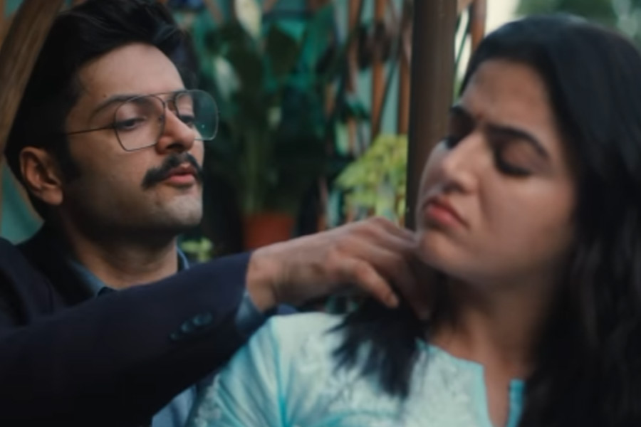 প্রথম জীবনে সামরিক বাহিনীর উচ্চপদস্থ আধিকারিক ছিলেন রবীন্দ্র। ভারতীয় সেনাবাহিনীতেও যুক্ত হন তিনি। মেজর পদ পর্যন্ত পদোন্নতিও হয় তাঁর।