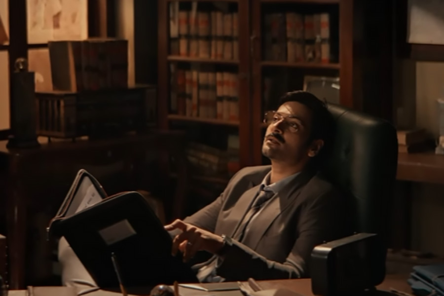 সেনাবাহিনীর পর র-এর গোয়েন্দা পদে নিযুক্ত হন রবীন্দ্র। কিন্তু কিছু দিন কর্মরত থাকার পর সন্দেহের খাতায় নাম ওঠে তাঁর।