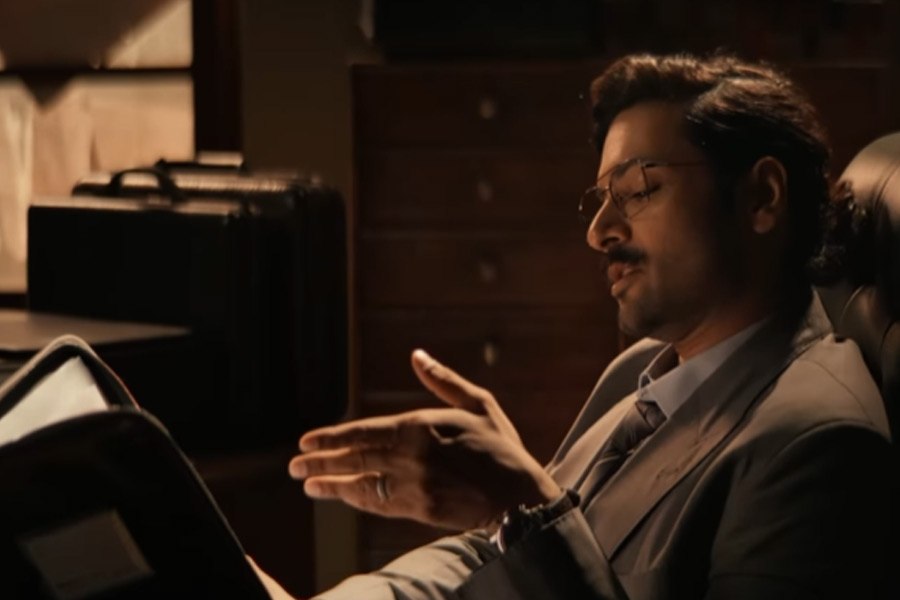 র-এর অন্যান্য সহকর্মী দাবি করতে থাকেন যে রবীন্দ্র অফিসে থাকাকালীন এমন কিছু গুরুত্বপূর্ণ নথিপত্রের ফোটোকপি বার করছেন যেগুলির সঙ্গে তাঁর কর্মসংক্রান্ত কোনও যোগসূত্রই নেই।