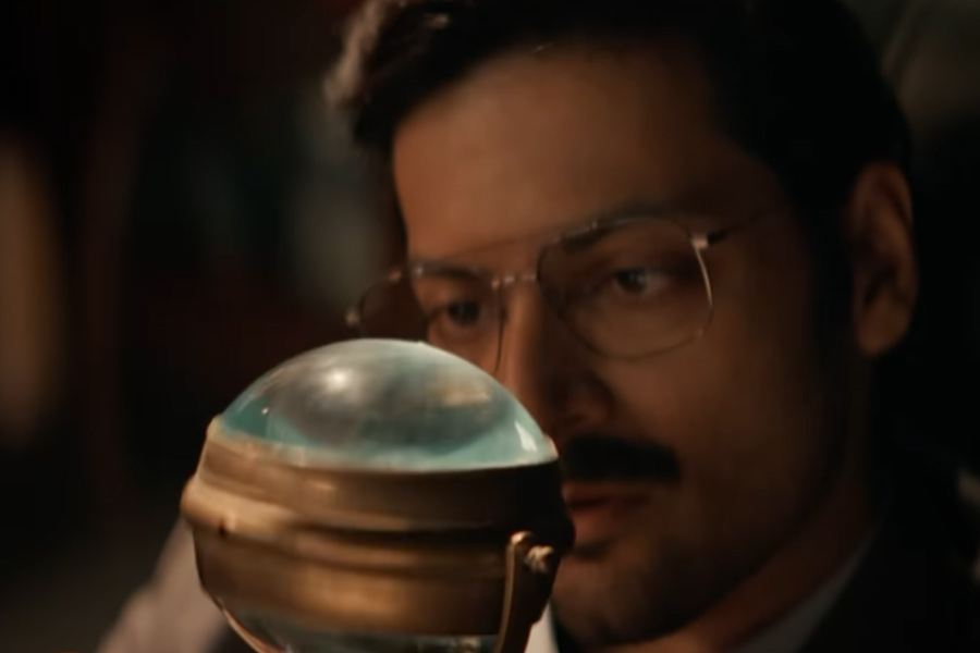 সন্দেহ হওয়ায় আতশকাচের তলায় চলে আসেন রবীন্দ্র। তাঁর গতিবিধি সব সময় নজরে রাখা হত। এমনকি ফোন ট্যাপ করে সমস্ত কথোপকথনের উপর কড়া নজরদারি চলত বলে দাবি করেন এক প্রাক্তন গোয়েন্দাকর্তা।