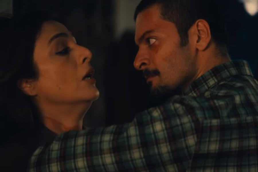 গোয়েন্দাদের একাংশের অনুমান, নেপালের পথ ধরে আমেরিকায় পালিয়ে যান রবীন্দ্র। বিপদ থেকে রক্ষা পেতে সকলের চোখে ধুলো দিয়ে স্ত্রী পরমিন্দর কউর-সহ আমেরিকায় পালিয়ে যান তিনি।