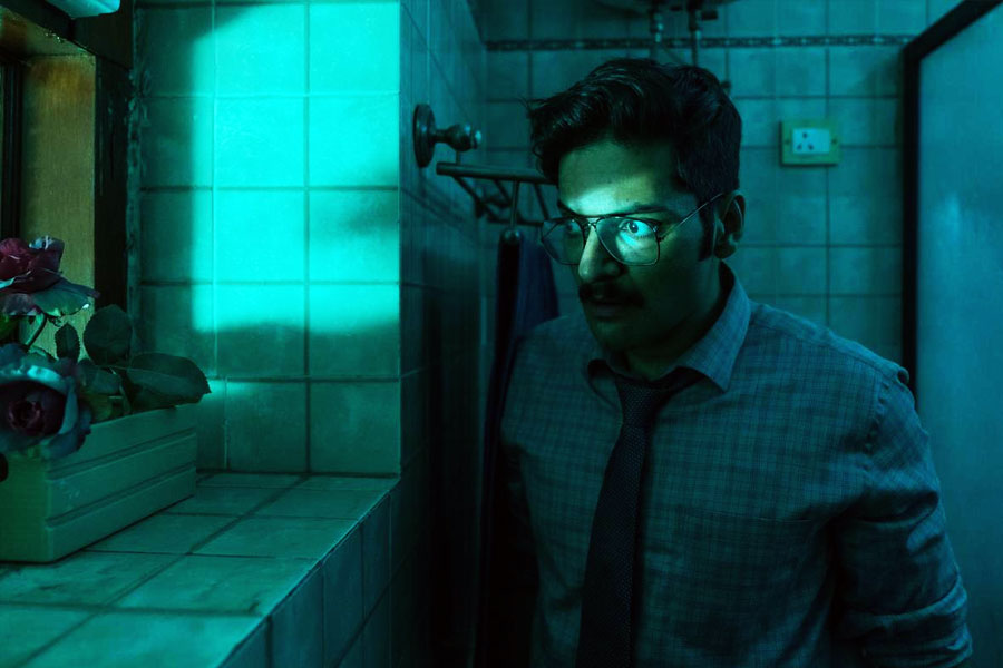 দেশ ছেড়ে পালানোর সময় ভুয়ো পরিচয়পত্র তৈরি করেন রবীন্দ্র। নিজের নাম বদলে রাখেন রাজপাল প্রসাদ শর্মা। পরমিন্দরের নাম পরিবর্তন করে রাখা হয় দীপাকুমার শর্মা।