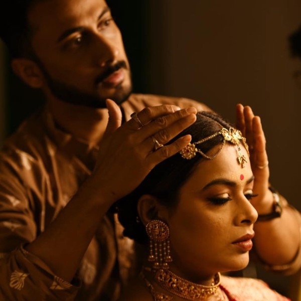 গায়িকা ইমন চক্রবর্তীকে বিয়ের সাজে সাজাচ্ছেন রূপটানশিল্পী অভিজিৎ চন্দ।