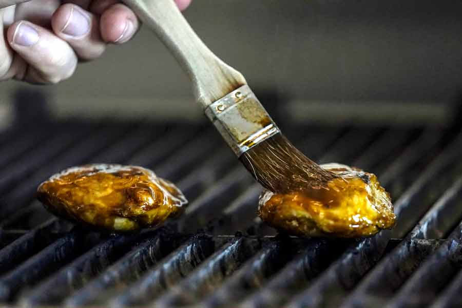 ‘মাংস বৃষ্টি’র ঘটনা কেনটাকির পর নাকি ইউরোপেও ঘটে। সেই সময়ে বিভিন্ন স্থানীয় সংবাদমাধ্যমে এই খবর প্রকাশ পাওয়ায় সকলের আগ্রহ তৈরি হয়। রসায়নাগারে সেই মাংসের টুকরোগুলির নমুনাও পাঠানো হয়।