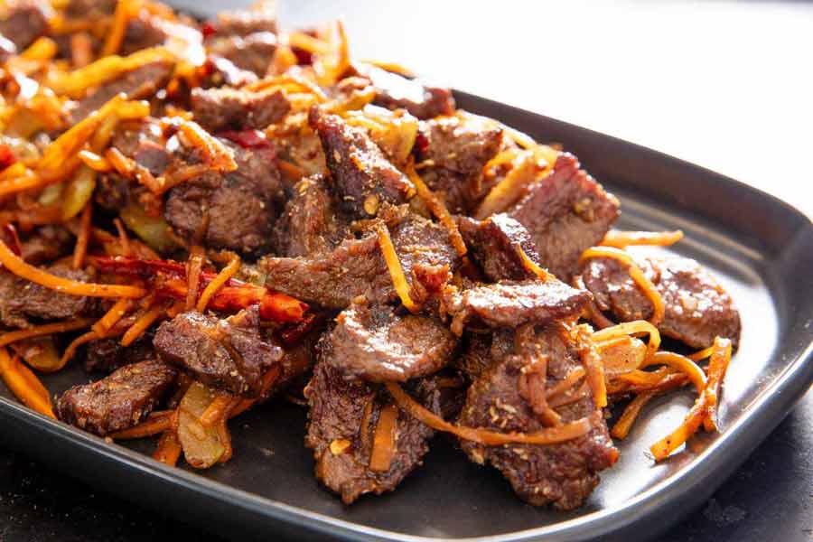 কিন্তু কেনটাকিতে যে দিন মাংসের টুকরোগুলি আছড়ে পড়ে সে দিন বৃষ্টির কোনও সম্ভাবনা ছিল না বলে জানা গিয়েছিল। কৃষক দম্পতির দাবি ছিল, এই মাংসের টুকরোগুলি ‘ভগবানের দান’।