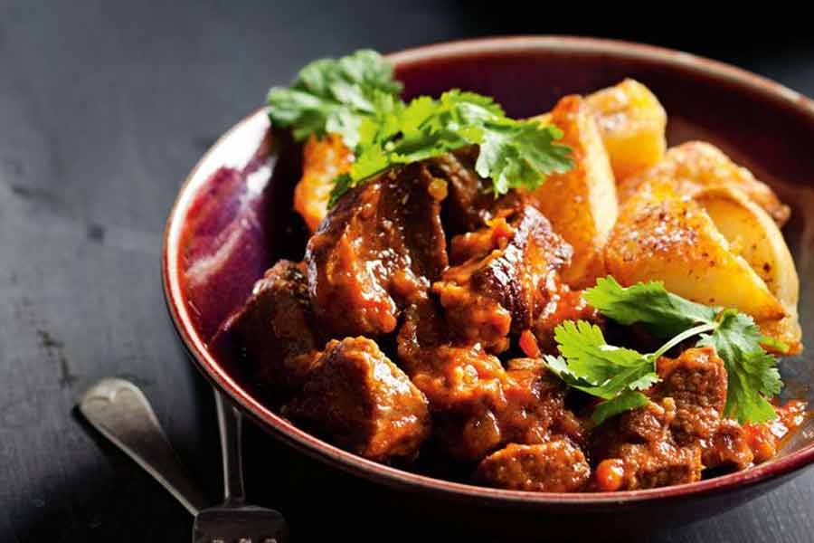 কেউ কেউ দাবি করেন, বাজ বা ঈগলের মতো কোনও বড় পাখির বমির ফলে মাংসের টুকরোগুলি ছড়িয়ে পড়ে।