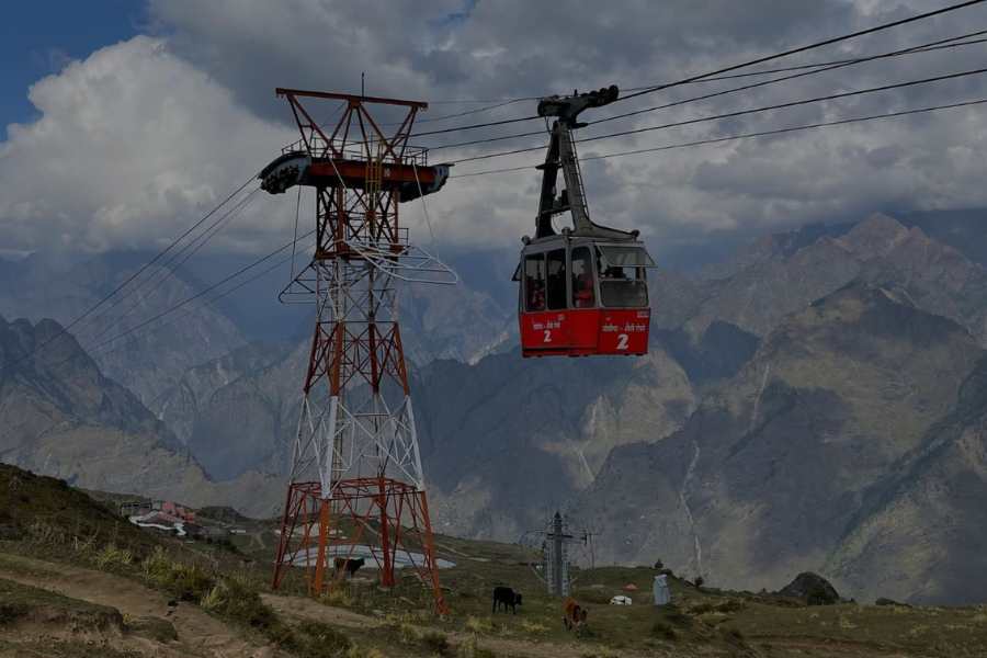 আউলি! দেবভূমি উত্তরাখন্ডের সত্যি সত্যিই যেন এক স্বর্গস্থান। প্রকৃতি যেন তার যাবতীয় সৌন্দর্য,  রোমাঞ্চ,  রোম্যান্টিসিজম,  অ্যাডভেঞ্চার,  উপভোগ্যতার পাশাপাশি বিপদসকূল্যতা— সব সব এখানে দু’হাত উপুড় করে দিয়েছে ভ্রমণপিপাসু মানুষজনের জন্য! ভারতীয় পর্যটনের অন্যতম সেরা আকর্ষণ আউলি ভ্রমণ।