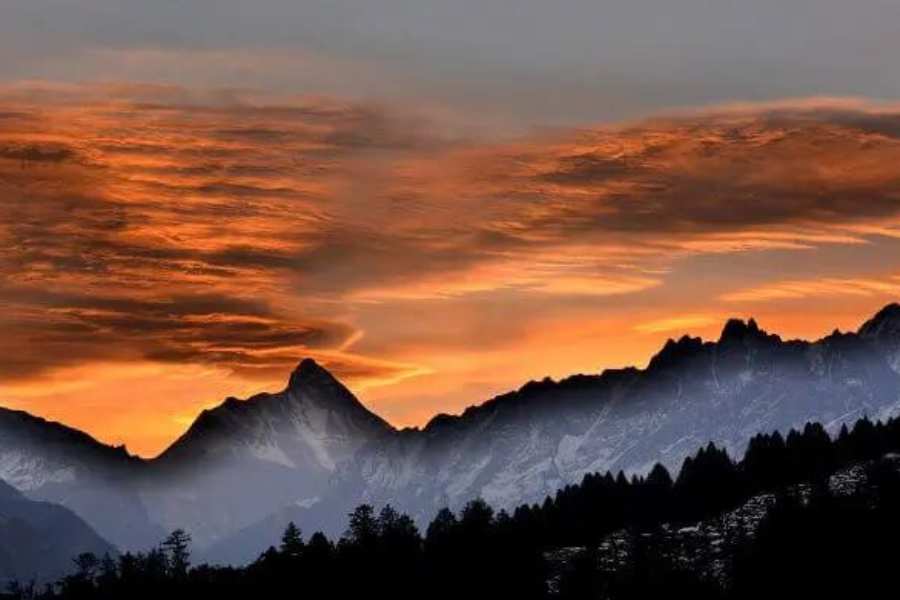 তাছাড়া সকাল-বিকেল অলস পায়ে পাহাড়ের আঁকাবাঁকা পথে উদ্দেশ্যহীন ঘোরাফেরা, ভোরে লজের বারান্দা থেকে দিনের প্রথম আলোয় পাহাড়চুড়োর রংবদল,  সন্ধেয় সোনাঝরা সূর্যাস্তের মায়া ধরা আলোয় নানা অচেনা পাখিদের ঘরে ফেরার অপরূপ দৃশ্য তো আর সব শৈলশহরের মতো আউলিতেও দেখতে পাবেন, তুলনায় একটু বেশিই দেখবেন! এখানকার জিএমভিএন লজের পাশেই আছে হনুমানজির একটা চমকপ্রদ মন্দির। যার প্রায় ঠাকুরদালান থেকে দেখা যায় কামেট, গৌরি,  নীলকান্ত।, হাতি পর্বত ‘পিক’ বা শৃঙ্গ।