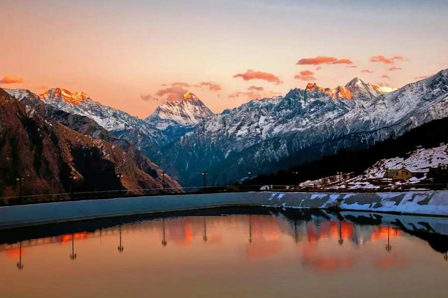 সেই অতুলনীয় প্রাকৃতিক সৌন্দর্যে আচ্ছন্ন থাকতে থাকতেই অনুভব করবেন আউলির গোটা রোপওয়ে যাত্রায় মোট দশটা টাওয়ার আছে। এরকম ৫ নম্বর টাওয়ারের পর থেকে শুরু হয় আসল ম্যাজিক! শূন্যে হিমালয় উন্মুক্ত হওয়া! ৯ ও ১০ নম্বর টাওয়ার পেরোলে আউলির বিখ্যাত ‘গরসনবুগিয়াল’। এটাই শীতকালে ভারতবর্ষের স্কিইইংয়ের সেরা ও একমাত্র আদর্শ গন্তব্যস্থল। এখানে একটি স্কেটিং স্কুল আছে পর্যন্ত। রোপওয়ের ১০ নম্বর টাওয়ার শেষে ‘আউলি টপ’। শীতকালে বরফে ঢাকা। যেতে গেলে ১০ নম্বর টাওয়ারেই ভাড়া পাওয়া যায় বরফে হাঁটার বিশেষ জুতো ও লাঠি। 