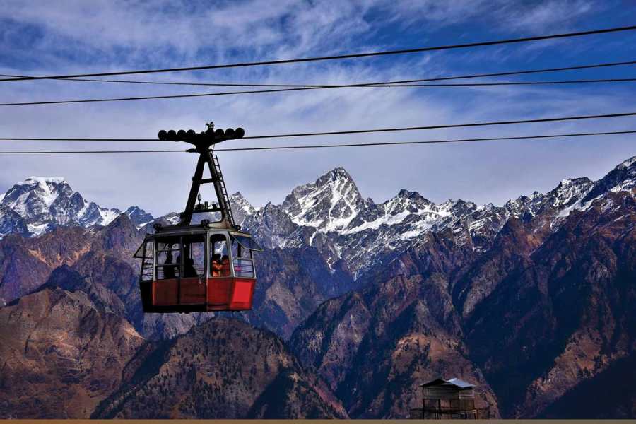 যদিও আউলির আসল আকর্ষণ হল রোপওয়ে— কেবল কার যাত্রা। জাস্ট ম্যাজিক! খাঁটি জাদু!  ন’হাজার ফুটেরও বেশি উঁচুতে শূন্যে পৌনে চার কিলোমিটার আকাশ পথ স্রেফ একটা লোহার দড়িতে ঝোলানো কাঁচের বাক্সে চেপে যেতে যেতে আপনার চোখের সামনে উন্মুক্ত হয়ে যাচ্ছে হিমালয়! পরপর চোখের সামনে উন্মুক্ত হচ্ছে নন্দাদেবী,  দ্রোণাগিরি, ত্রিশূল,  নন্দাকোট, পঞ্চমুখ ‘পিক’ অর্থাৎ শৃঙ্গ। স্বপ্নের চেয়েও সুন্দর,  রূপকথার চেয়েও বাস্তব এ এক অভিজ্ঞতা যেন!