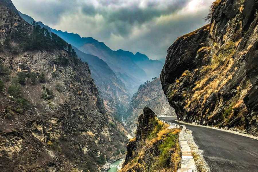 কী ভাবে যাবেন: আউলির কাছাকাছি বিমানবন্দর দেরাদুন। ২৯৮ কিলোমিটার দূরত্বে। কাছাকাছি রেল স্টেশন হৃষিকেশ। ২৩৫ কিলোমিটার দূরে। সড়ক পথে যোশিমঠ থেকে স্থানীয় বাস ছাড়ে আধঘন্টা অন্তর। 